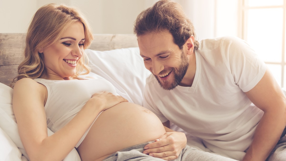 Ciąża powoli zbliża się ku końcowi. Właśnie rozpoczął się ostatni miesiąc. Liczycie już na pewno dni, jakie zostały wam do momentu pojawienia się na świecie waszego maleństwa. Poprzednie osiem miesięcy to z pewnością był intensywny, ciekawy i specjalny czas. Przed wami cztery tygodnie "finiszu" – to dobry moment na dopięcie wszystkiego na ostatni guzik, ale też… zrobienie kilku innych rzeczy. Podpowiadamy, jakich!