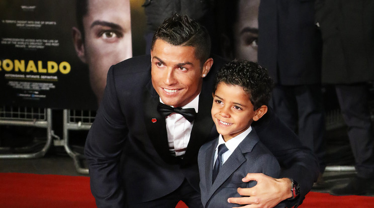 Cristiano Ronaldo fiával /Fotó: AFP