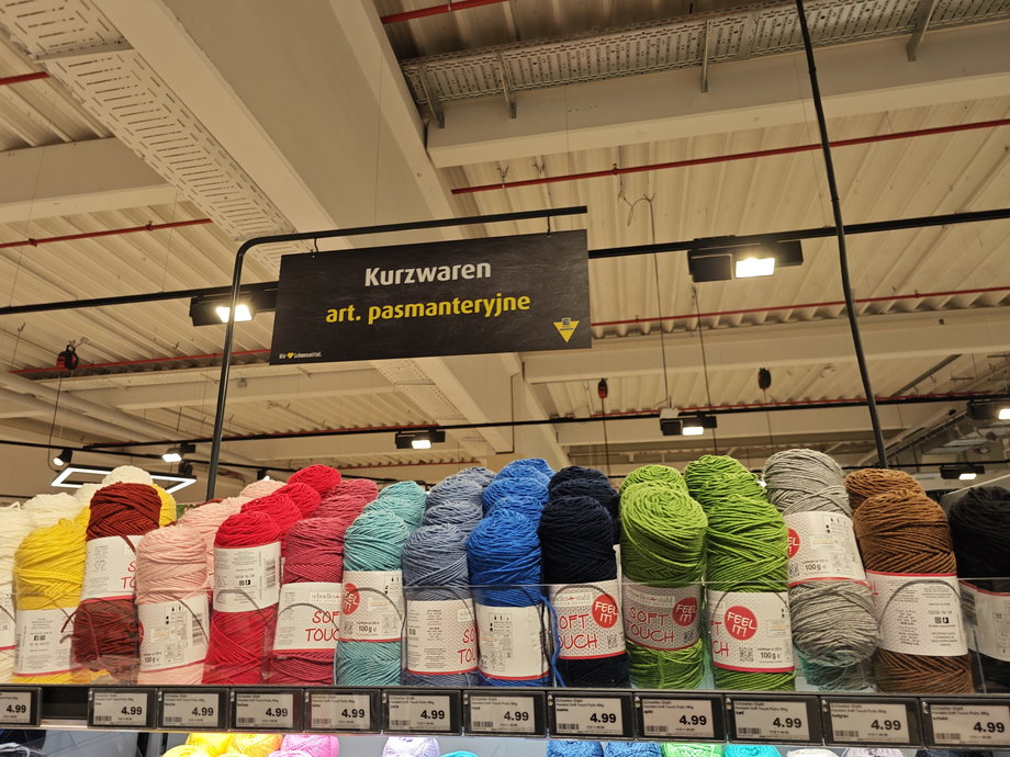 W niemieckim sklepie szyldy z nazwami produktów są również w języku polskim
