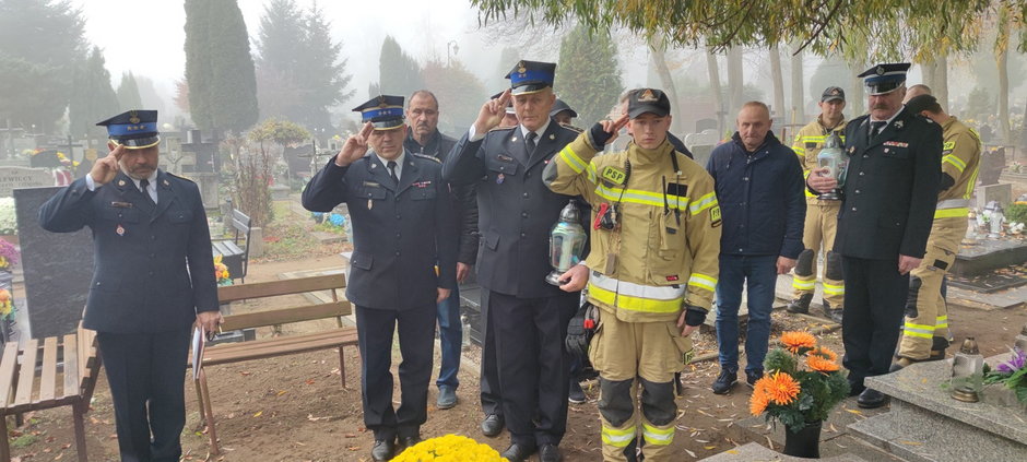 Strażacy odwiedzili groby swoich koleżanek i kolegów. Był czas na wspomnienia i zadumę