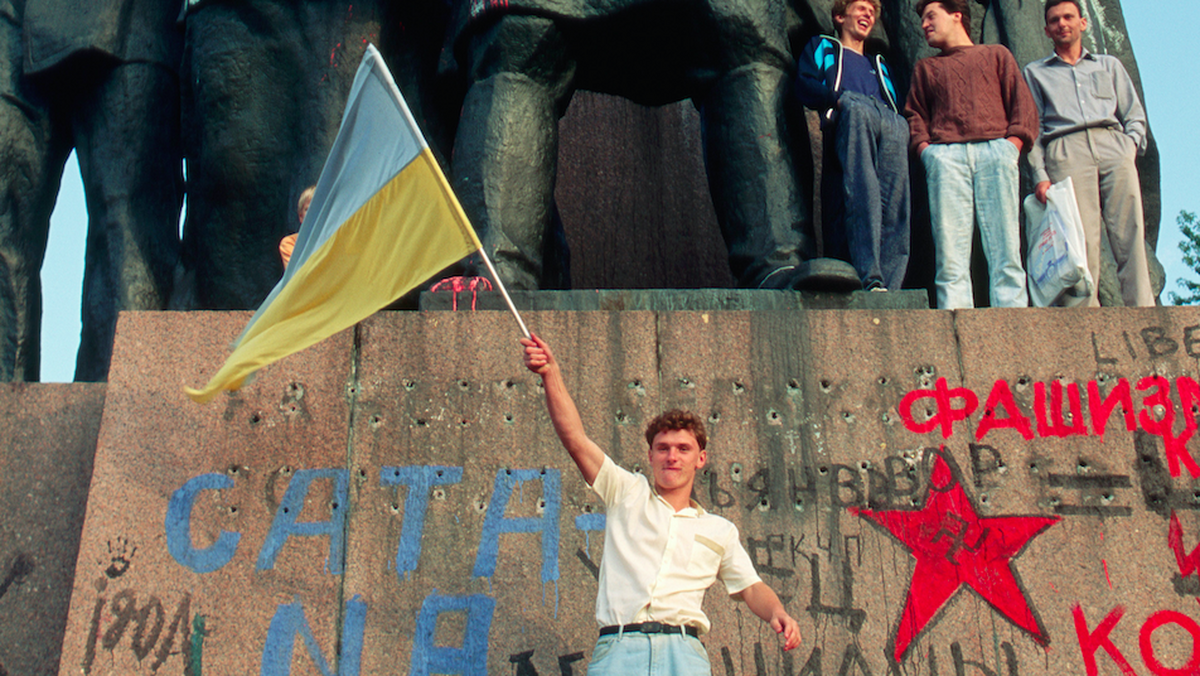 Zakazna przez lata flaga Ukrainy pod pomnikiem Lenina w Kijowie, 1 września 1991 r.