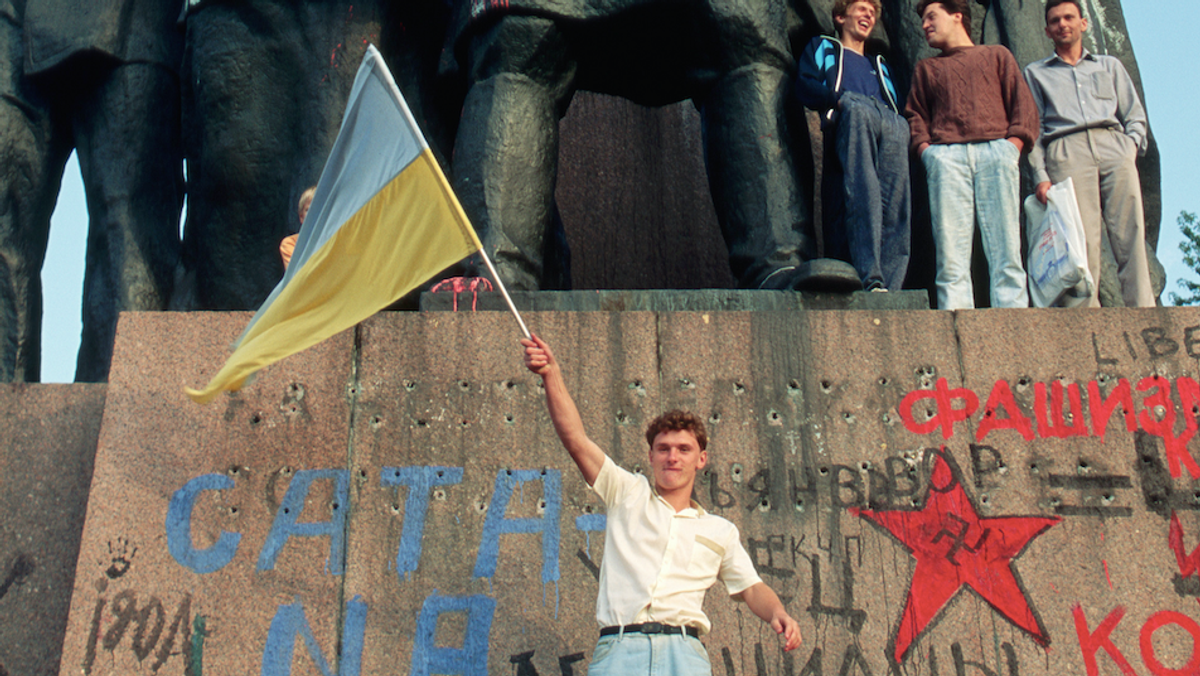 Zakazna przez lata flaga Ukrainy pod pomnikiem Lenina w Kijowie, 1 września 1991 r.