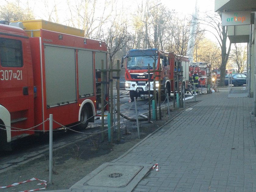 Płonął dach bloku. Ewakuowano mieszkańców