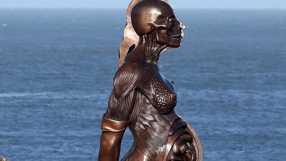 Ilfracombe w Devon, nadmorskie miasteczko w południowo-zachodniej Anglii, stało się sławne za sprawą enfant terrible brytyjskiej sztuki, Damiena Hirsta. Jego rzeźba "Verity" ("Prawda") stanęła w zeszłym tygodniu na nabrzeżu, budząc ogromne kontrowersje wśród mieszkańców i lokalnych władz.