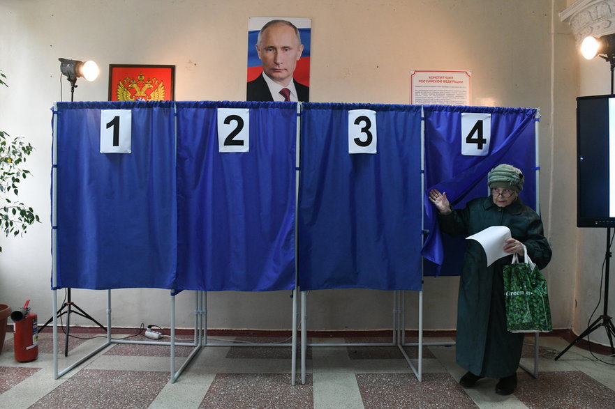 Zdjęcie Władimira Putina w lokalu wyborczym w Doniecku.