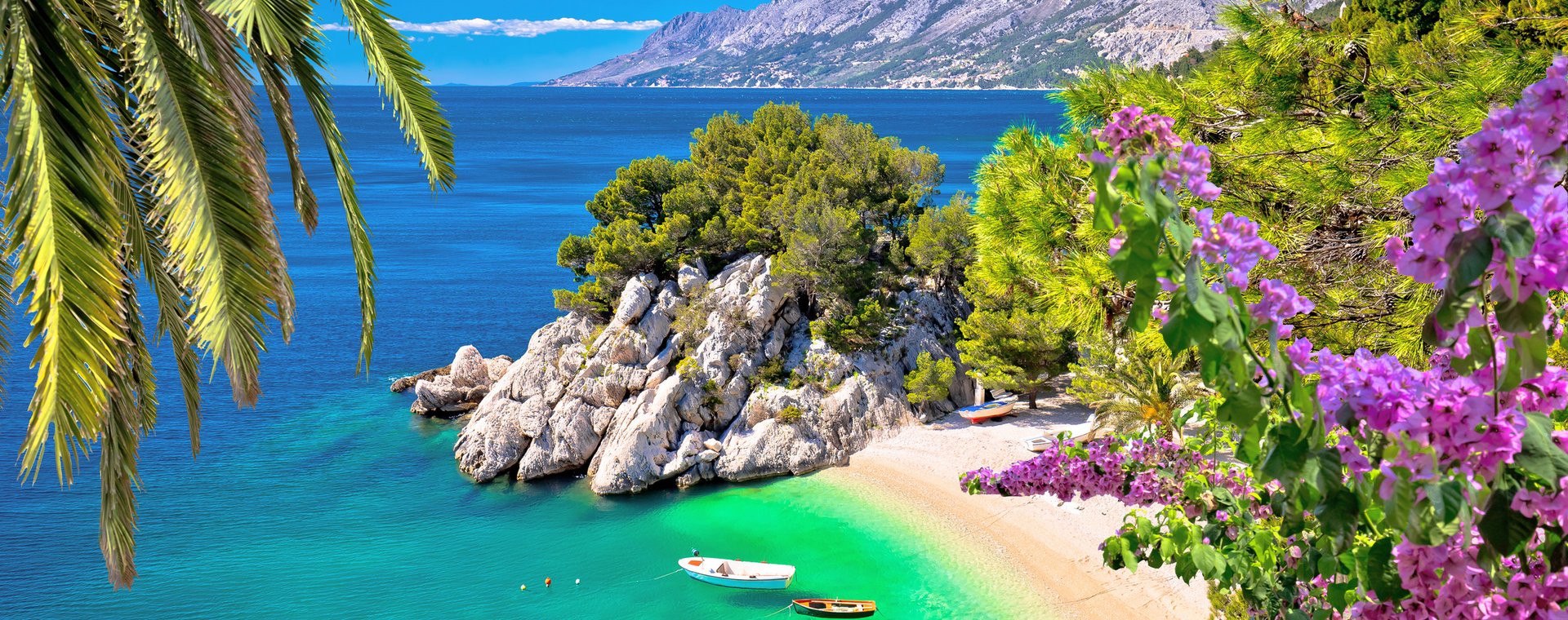 Idylliczna plaża Punta Rata w Breli z lotu ptaka, Makarska Riwiera w Dalmacji, Chorwacja