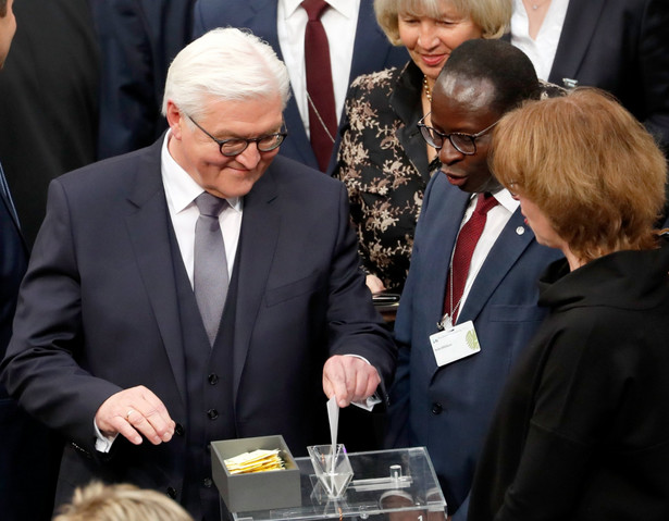 Frank-Walter Steinmeier podczas głosowania.