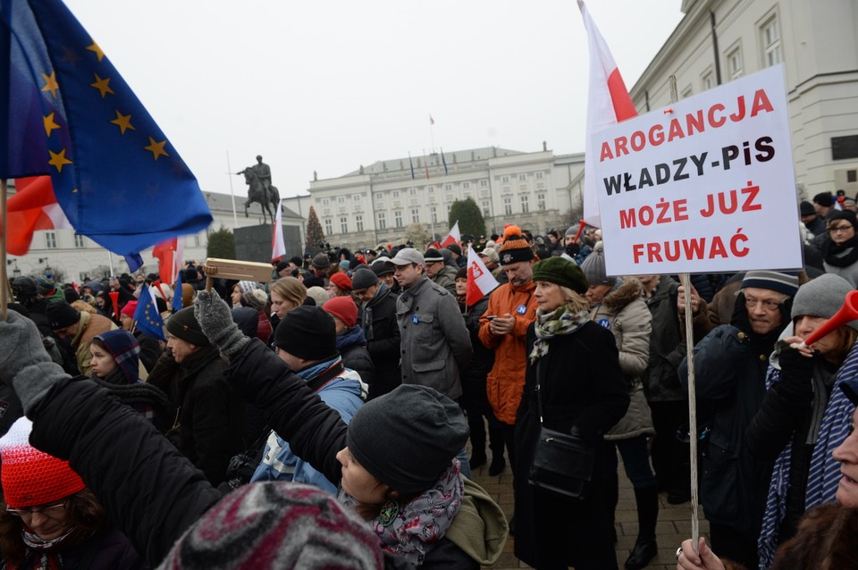 WARSZAWA PAŁAC PREZYDENCKI PROTEST KOD OPOZYCJA (protestujący przed Pałacem Prezydenckim)