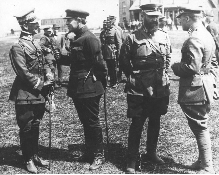 Gen. Antoni Listowski (z lewej) rozmawia z Szymonem Petlurą (drugi z lewej), kwiecień 1920 r.