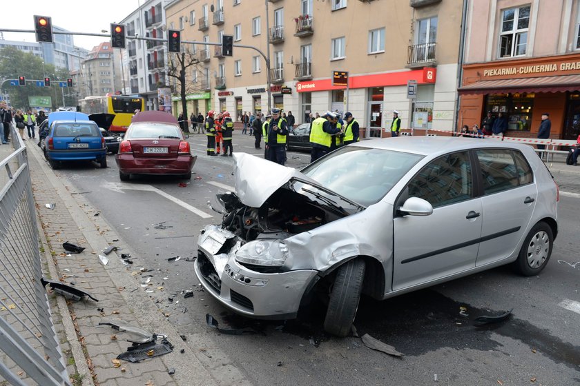 Wypadek autobusu MPK linii 133 na ul. Powstańców Śląskich we Wrocławiu