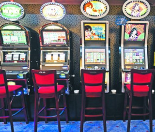 Salon gier 50 m od szkoły? Przecież takie miejsca są zakazane