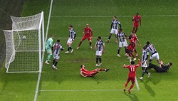 Gol bramkarza przedłużył nadzieje Liverpoolu na Ligę Mistrzów