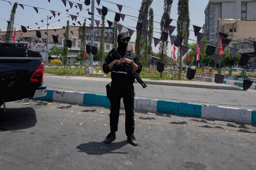 Pripadnik Iranske revolucionarne garde u Teheranu 24. juna