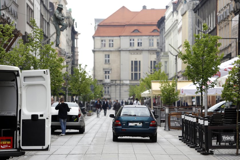 Katowice. Zepsute słupki na Mariackiej blokujące wjazd na ulicę