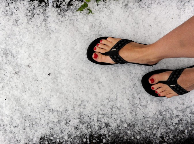 Kobieta w klapkach przechadza się po 'dywanie' z gradu w Stuttgarcie