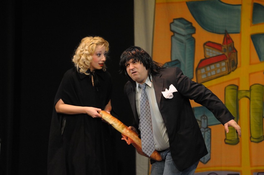 Scena iz predstave "Generalna proba samoubistva" kikindskog Narodnog pozorišta