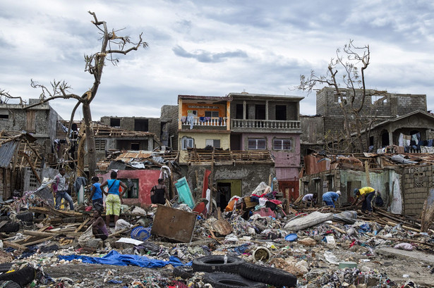 Ponad 800 ofiar śmiertelnych huraganu Matthew. Amerykański okręt płynie na pomoc Haiti