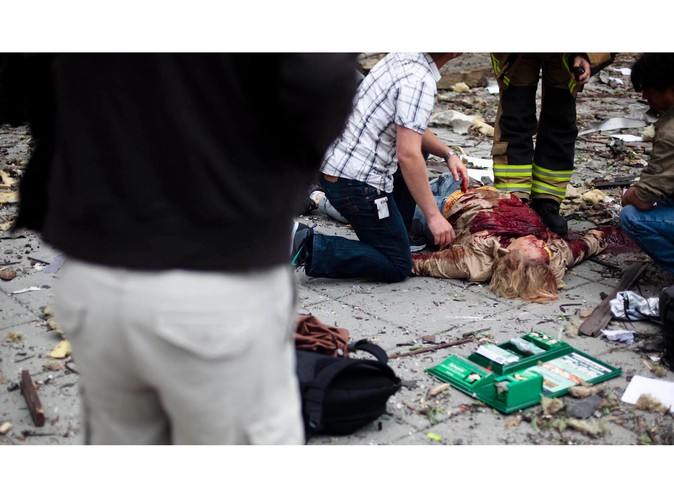 Pomoc rannym po eksplozji w Oslo