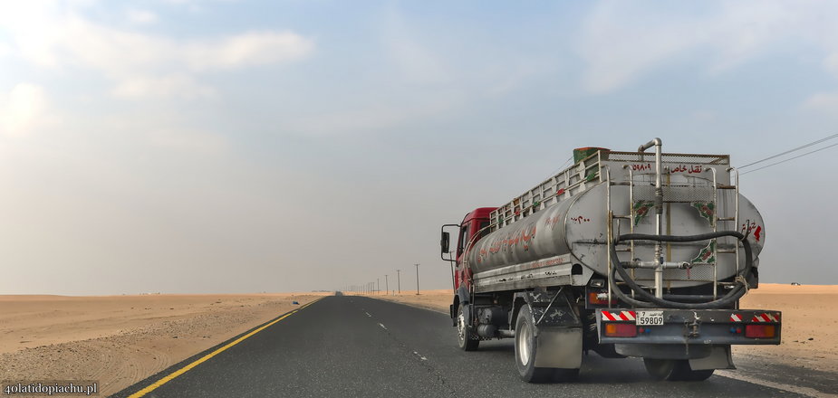 Zagubiona autostrada na pustyni w Kuwejcie