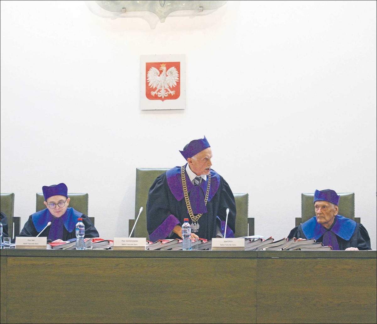 Czwartkowe posiedzenie Trybunału Stanu zwołał Piotr Andrzejewski (w środku). Uczestniczyć w nim mają Piotr Sak (po lewej) i Józef Zych (po prawej)