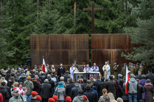 Do Lasu Katyńskiego, po nocnym locie z Warszawy do Moskwy i dalszej podróży autokarami, w poniedziałek nad ranem dotarła ponad 100-osobowa polska delegacja