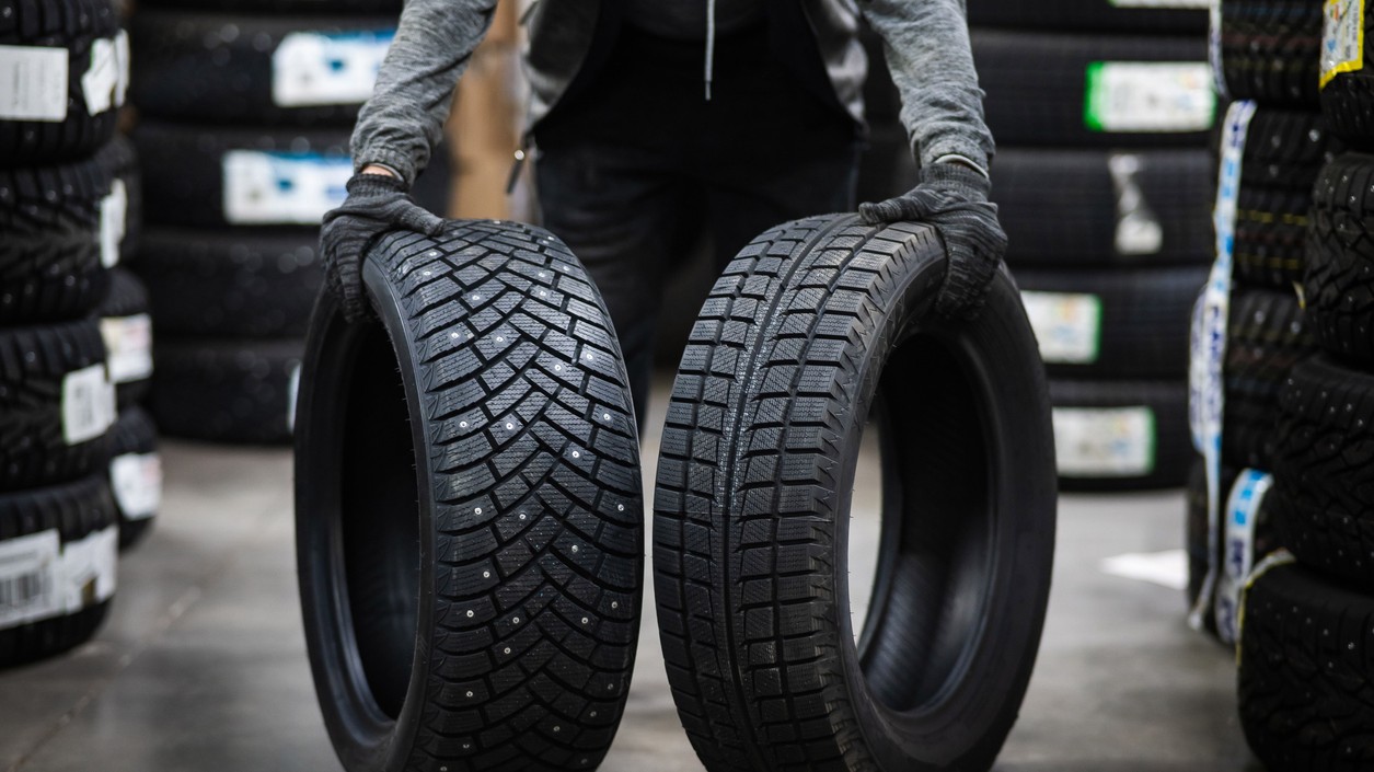 Zimné pneumatiky skracujú brzdnú dráhu na snehu až o 20 percent oproti celoročným. Vždy ich montujte na všetky štyri kolesá, nie len na hnacie. 