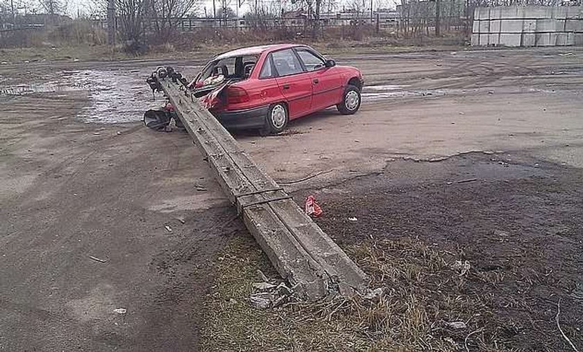 O rany! Ułamek sekundy dzielił kierowcę od śmierci. Słup spadł na auto!