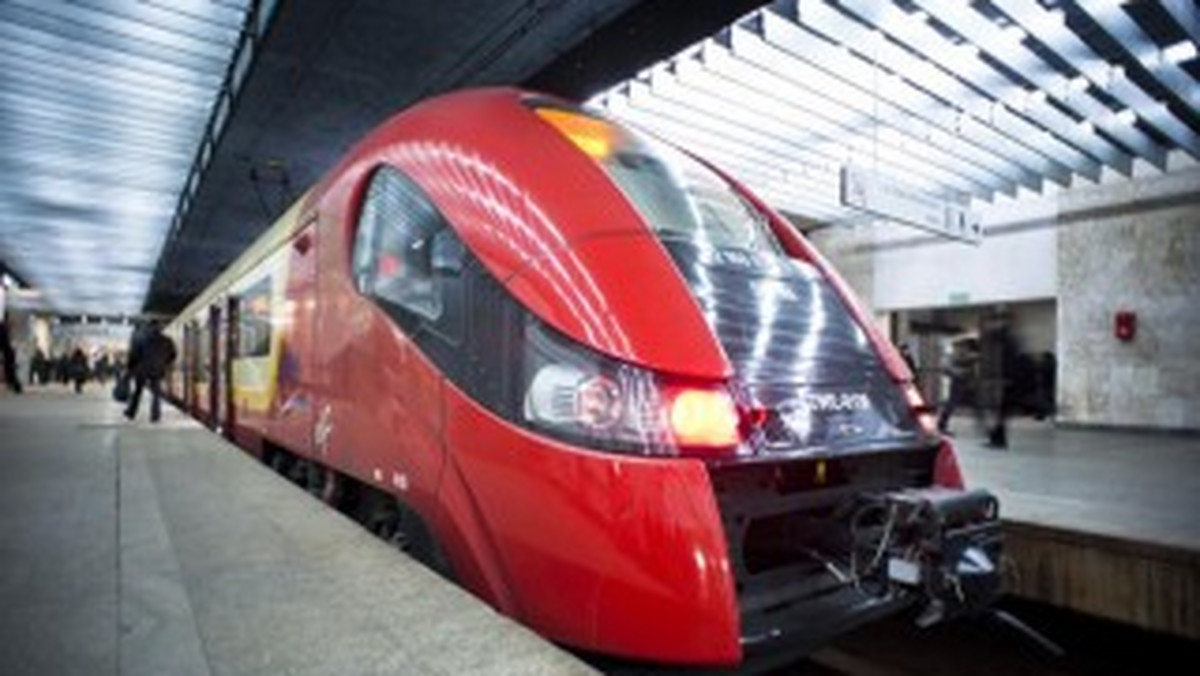 Już w piątek, 1 czerwca, na Lotnisko Chopina wjadą pierwsze pociągi. Między centrum Warszawy a Okęciem będą wozić pasażerów najbardziej nowoczesne składy w taborze Szybkiej Kolei Miejskiej - Elfy.