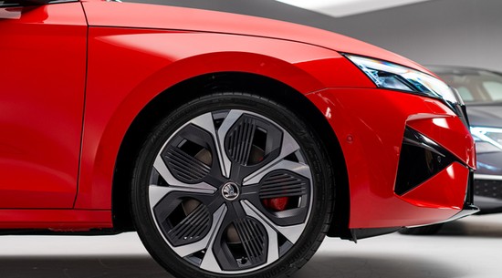 Nowa Skoda trzęsie rynkiem. Ma silnik 1.5 i pali 4,5 l na 100 km. Ile kosztuje?