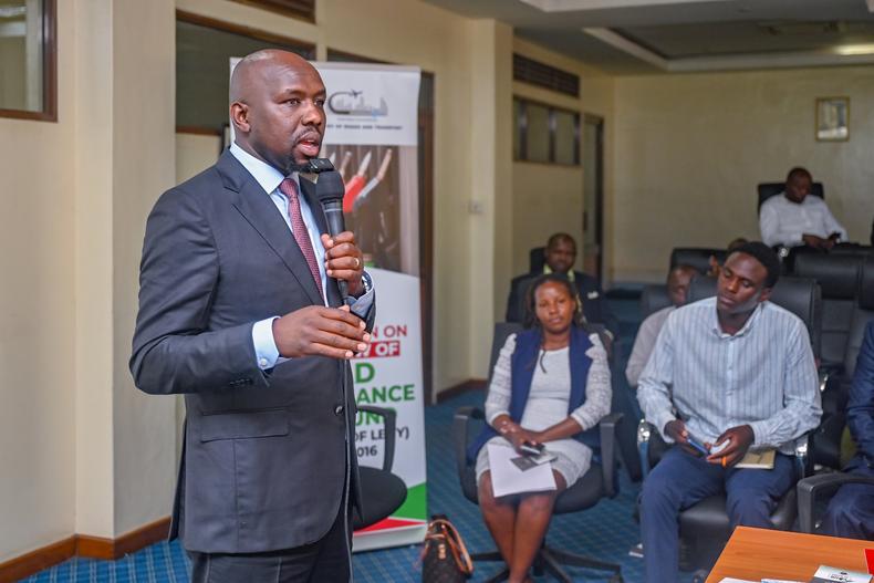 L'ancien CS des routes Kipchumba Murkomen s'exprime lors d'une séance de participation publique le 8 juillet 2024