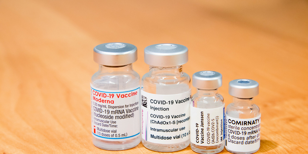 W ciągu tego roku Polska ma dostać prawie 100 mln dawek szczepionek przeciw COVID-19. 