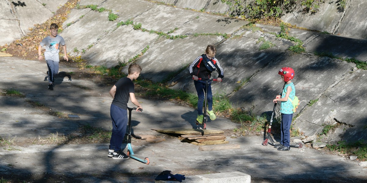 Inicjatorzy projektu zarzucają urzędnikom przewlekłość, mieszkańcy są zaniepokojeni. Mijają kolejne miesiące, rosną koszty robocizny i materiałów, a skateparku ciągle nie ma.