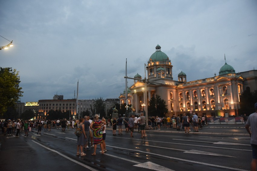 Okupljanje ispred Skupštine Srbije