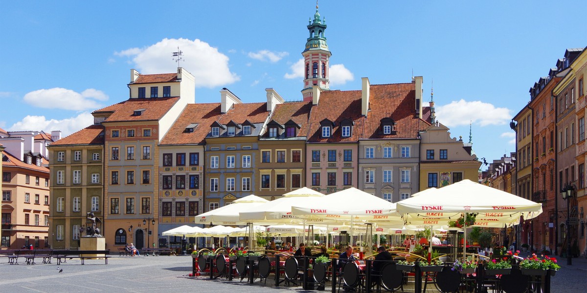 Rząd podał w środę, że restauracje i kawiarnie w kraju będą mogły wznowić działalność od 15 maja – na razie w ogródkach zewnętrznych.