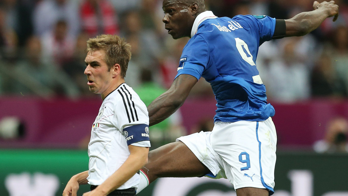 Napastnik reprezentacji Włoch, Mario Balotelli, nie będzie miło wspominał Euro 2012. Jego reprezentacja przegrała w finale turnieju, a on sam zaliczył niechlubny rekord. Piłkarz grał na tyle ostro i bezpardonowo, że sędziowie aż 17-krotnie musieli odgwizdywać faule po jego zagraniach.