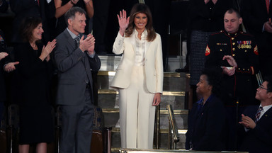 Melania Trump w eleganckim białym garniturze. Niestety wiele osób ją skrytykowało...