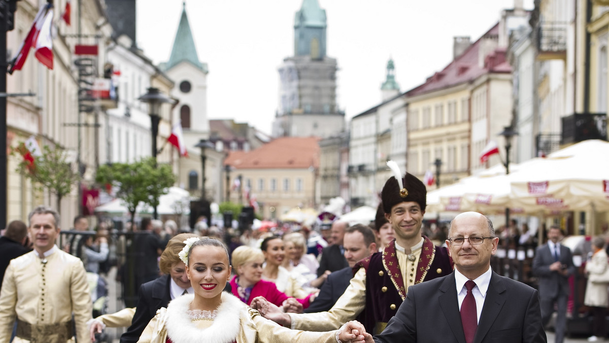 Odtańczeniem poloneza przez centrum Lublina przedstawiciele władz i kilkuset mieszkańców miasta uczcili 220. rocznicę uchwalenia Konstytucji 3 Maja. Wcześniej odbyły się uroczystości religijne i patriotyczne według ceremoniału wojskowego.