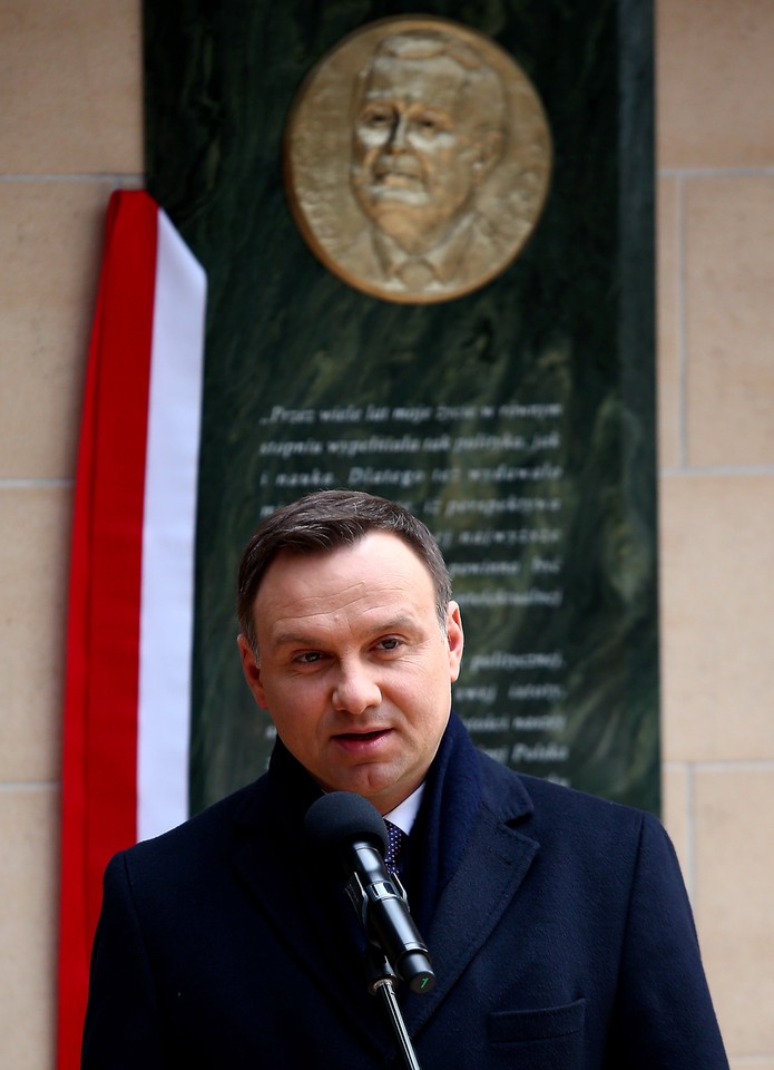 LUCIEŃ TABLICA PAMIĄTKOWA LECHA KACZYŃSKIEGO ODSŁONIĘCIE (Prezydent Andrzej Duda)