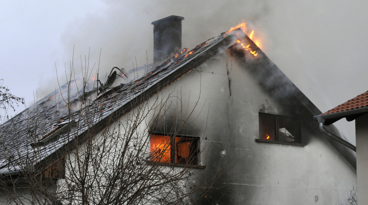Kigyulladt lakóház Budapest XXII. kerületében, a helyszínre a főváros összes kerületéből érkeztek hivatásos tűzoltók, hogy eloltsák a tüzet Fotó: MTI/Mihádák Zoltán