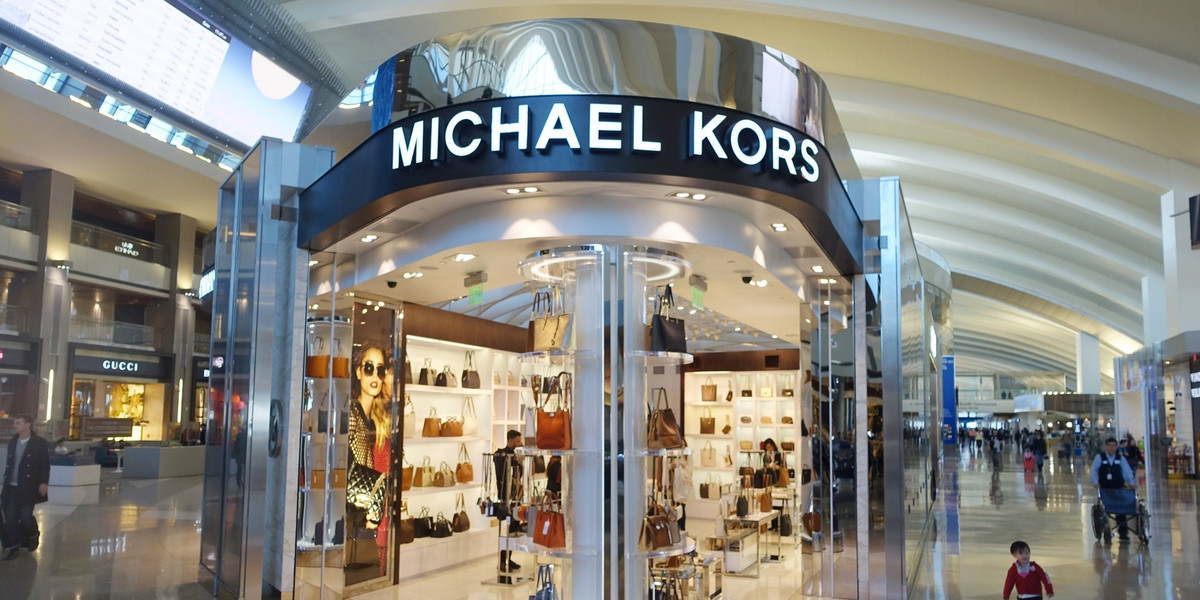 Stacjonarny sklep Michaela Korsa na lotnisku w Los Angeles