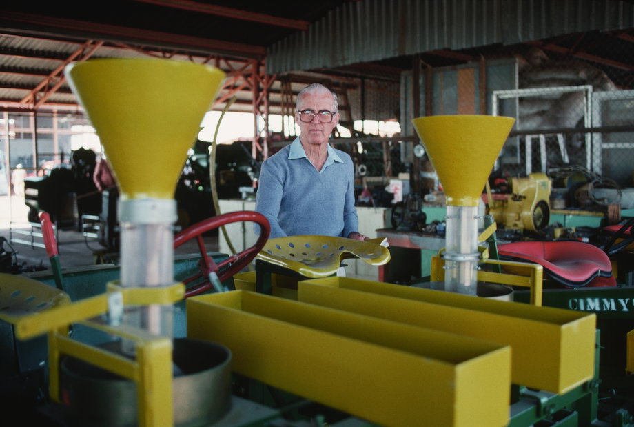 Norman Barlaug w szopie pełnej specjalnego sprzętu rolniczego na eksperymentalnej farmie pszenicy w regionie Sonora w Meksyku.
