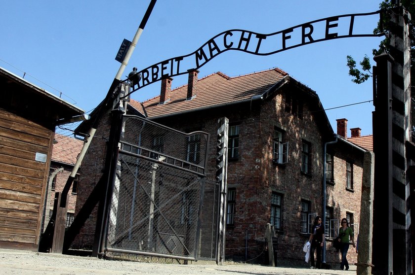 Co za głupota! Piłkarz świętował urodziny przed bramą Auschwitz