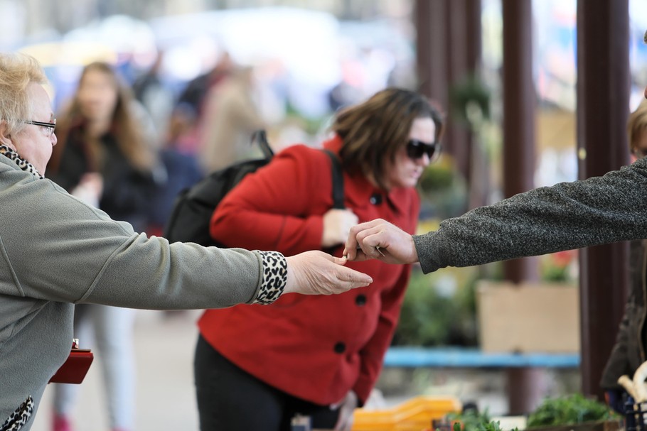 W kwietniu Polacy masowo ruszyli na zakupy - wynika z danych GUS. Bazar w Otwocku, 9 kwietnia 2019 r.