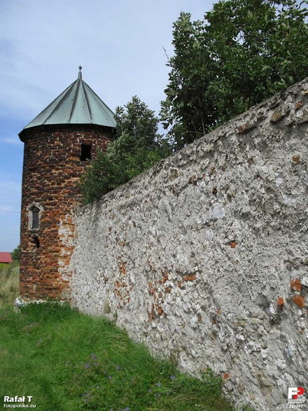 Murowane fortyfikacje klasztoru w Mstowie