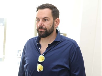 Bojan Karić, kog smo danas uslikali na večanju Meline Džinović, oženjen je sestrom poznate pevačice! Otac joj je čuveni reditelj, a može da se pohvali i titulom magistra