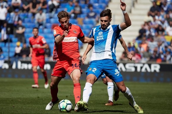 Sosijedadov Serhio Kanales i Mark Navaro iz Espanjola u borbi za loptu