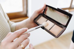 Jak dobrać najlepszy rozświetlacz do twarzy? Podpowiadamy, jak go używać