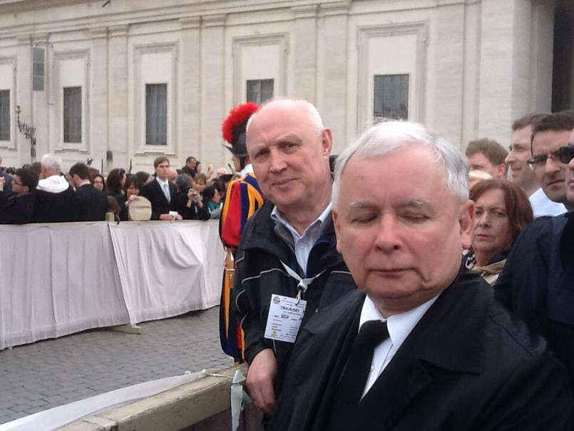 Lider Prawa i Sprawiedliwości uczestniczył w ceremonii kanonizacyjnej papieża-Polaka i Jana XXIII. W wywiadzie dla TVP Info prezes Kaczyński podkreślał, że ta zmiana nie dotyczyła wyłącznie Kościoła, ale też kwestii politycznych. Jego zdaniem, Kościół katolicki, decydując się na wyniesienie papieża-Polaka na ołtarze, uznał jego pontyfikat za ważny i pożyteczny dla Kościoła.