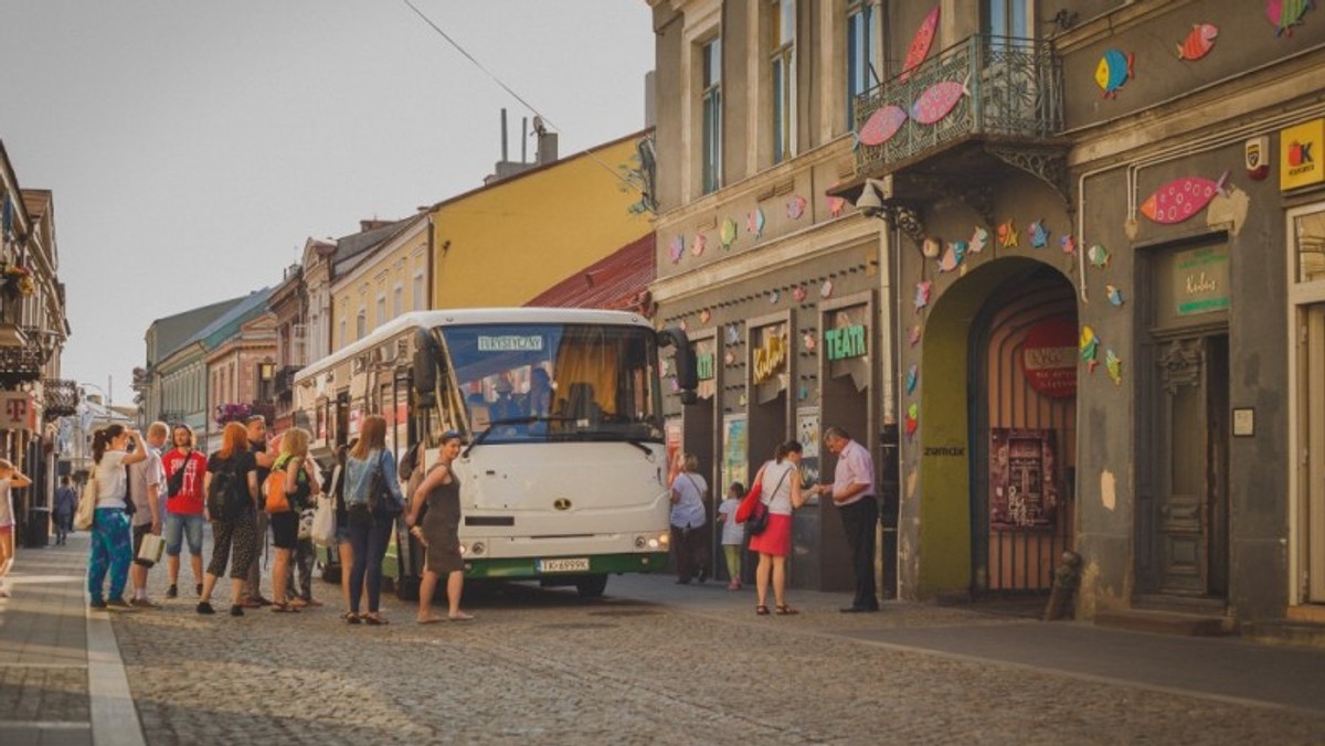 Coraz bliżej powstania nowej siedziby Teatru Lalki i Aktora "Kubuś" w Kielcach. Dziś w ratuszu władze miasta oraz przedstawiciele Pracowni Architektonicznej Cezary Furmanek z Łodzi podpisali umowę na wykonanie dokumentacji budowlano–wykonawczej obiektu. Jeśli wszystko pójdzie zgodnie z planem, to cała inwestycja zakończy się na początku 2020 roku.