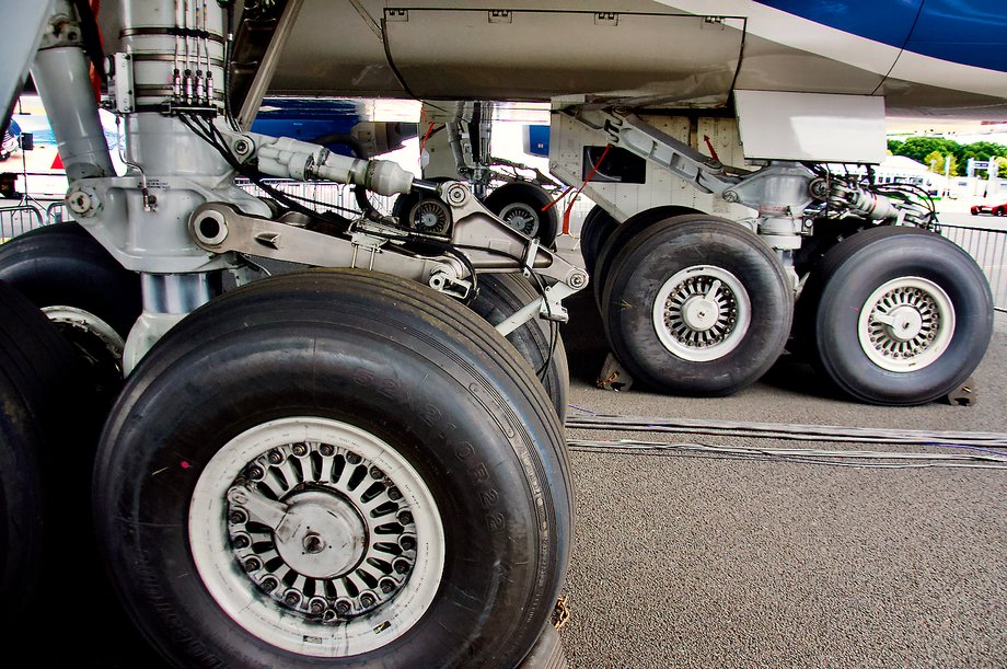 Główne podwozie B747-8F to cztery wózki mieszczące po cztery koła. 